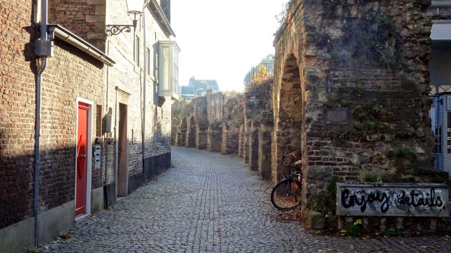A part of the Maastricht city walls along Lang Grachtje