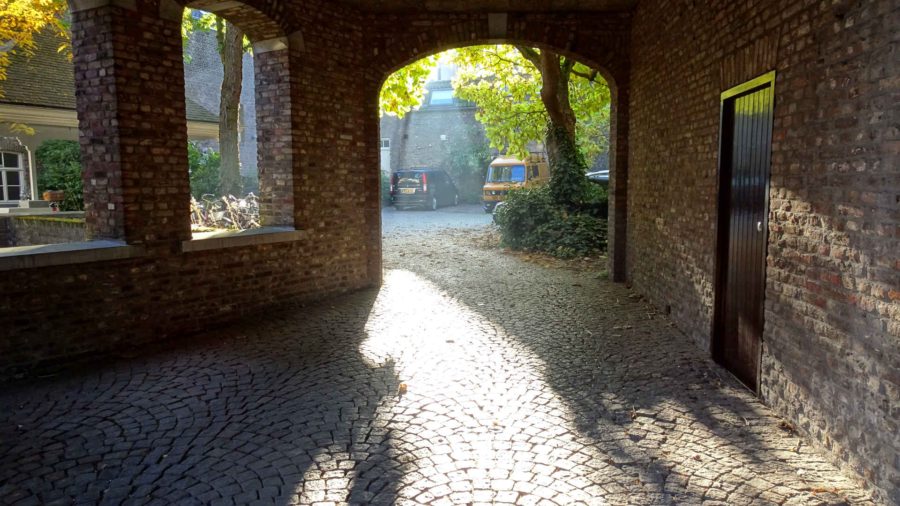 Maastricht: Through an arch on Achter de Molens