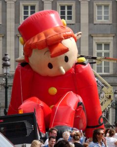 Comic Strip Festival: Inflating the balloon characters 4 - Spirou sitting