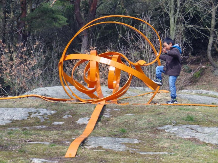 In Hisingspark: Orange abstract climbing frame