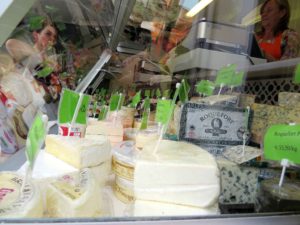 Street market Flagey - cheeses