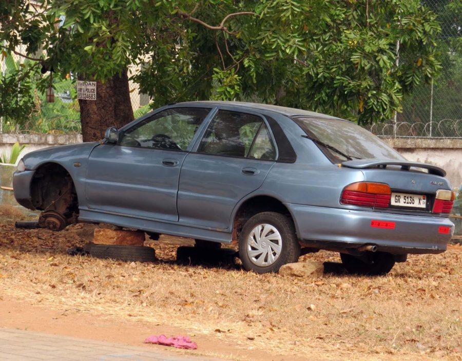 Taxi with the flow in Accra: Car by the roadside