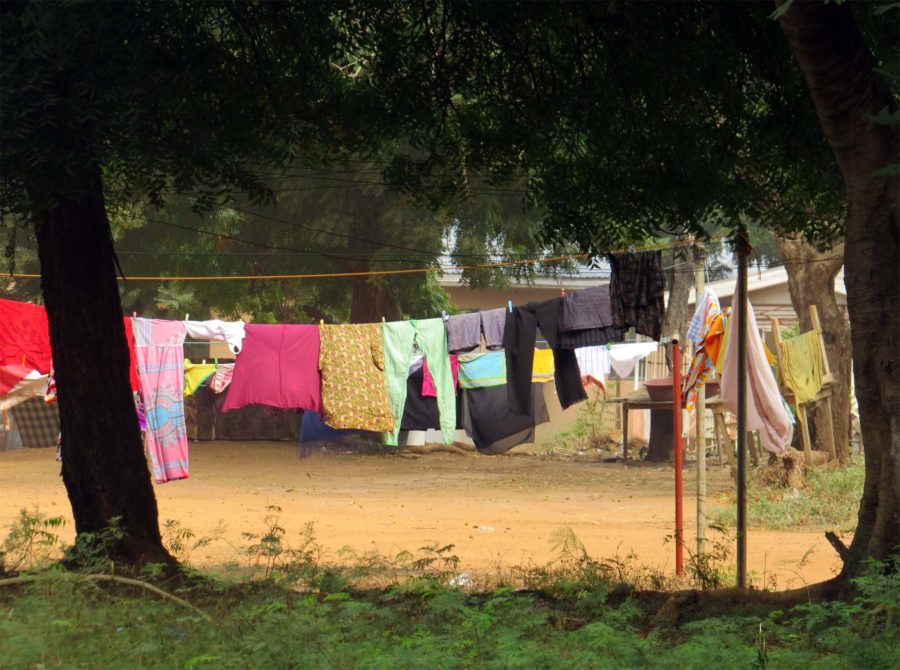 Taxi with the flow in Accra: Washing hung to dry