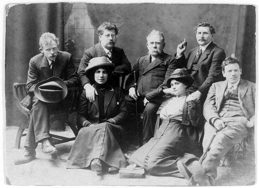 London 1912: Rudolf Rocker (second from left) together with Milly Witcop. The man with the cigarette is Lazar Sabel and the other woman is Milly (Polly) Sabel, Milly Witcop's sister. 