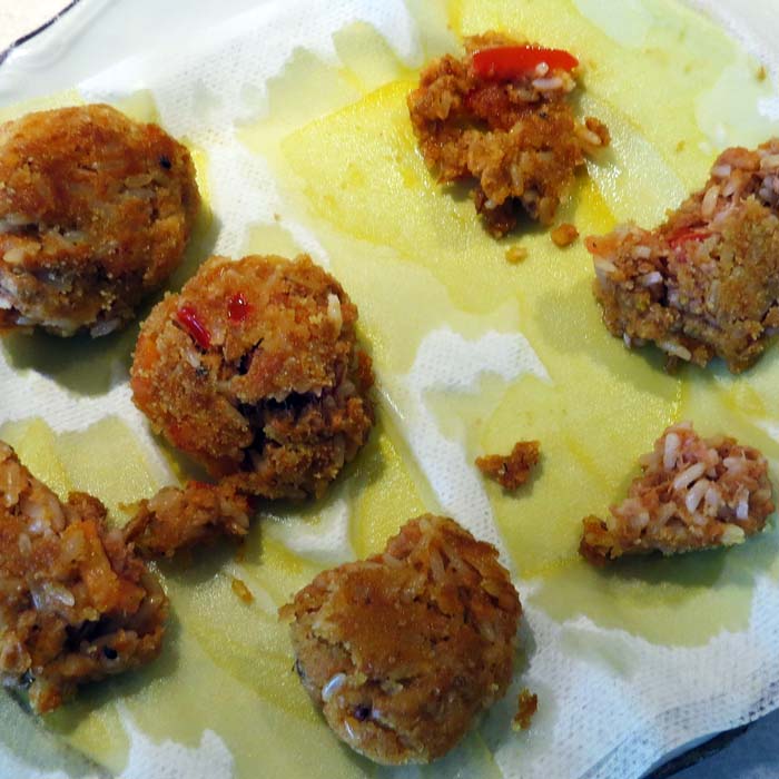 Fishcakes my grandmother made: second experiment - draining the oil